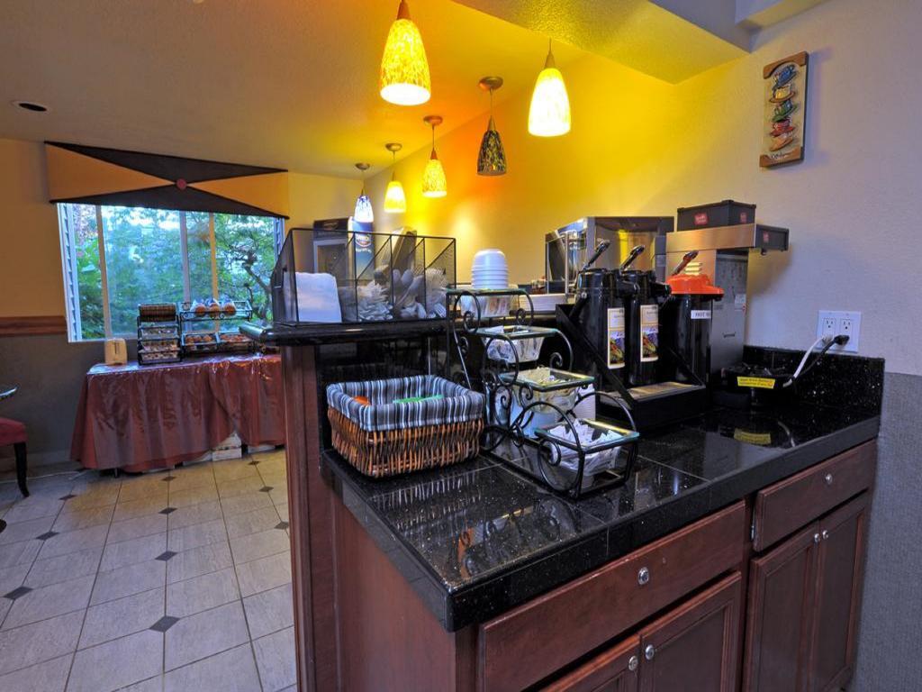District By Oyo Convention Center Motel