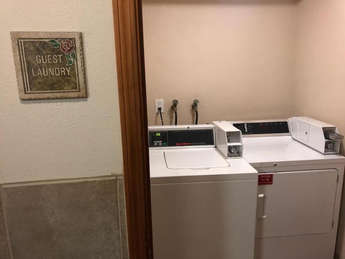 District By Oyo Convention Center Motel