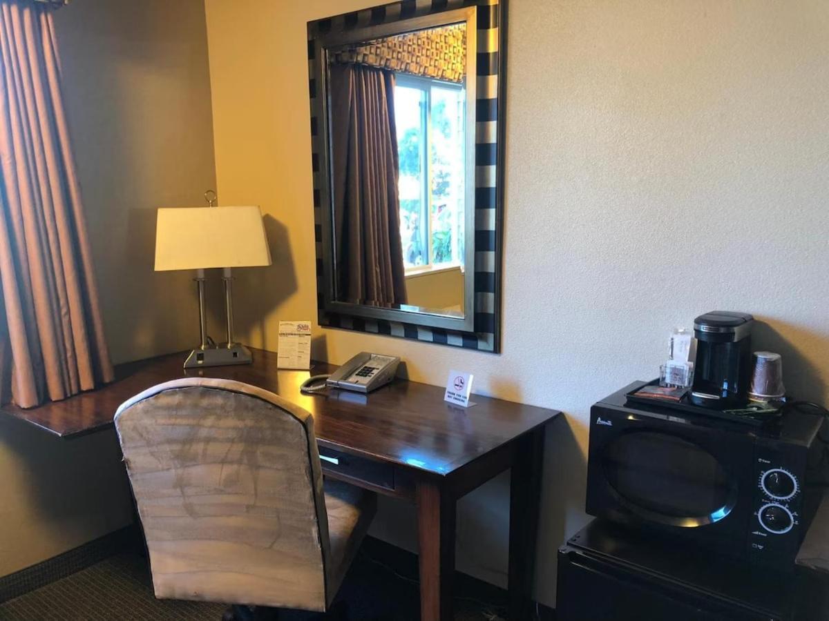 District By Oyo Convention Center 3*