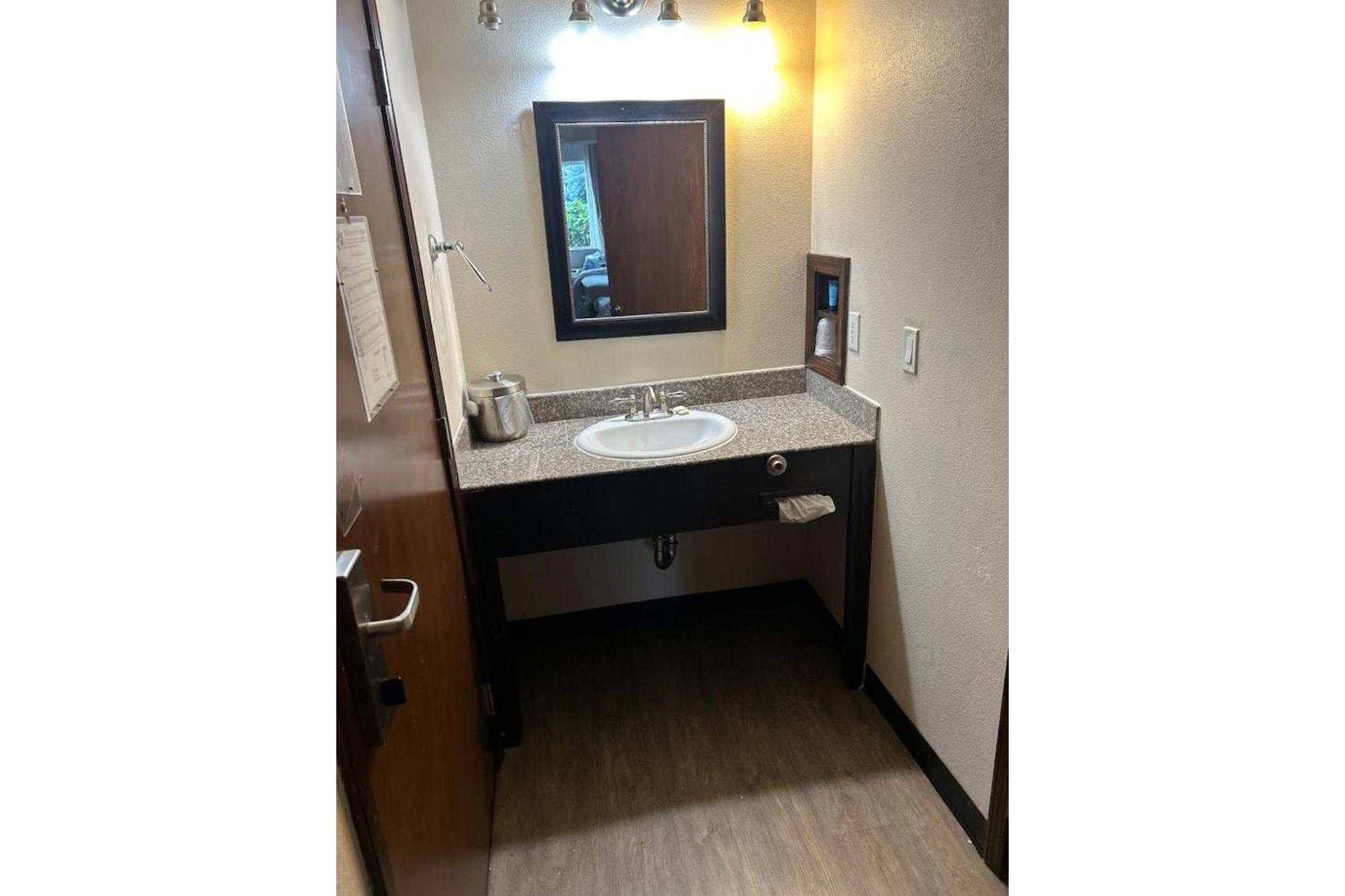 District By Oyo Convention Center Motel