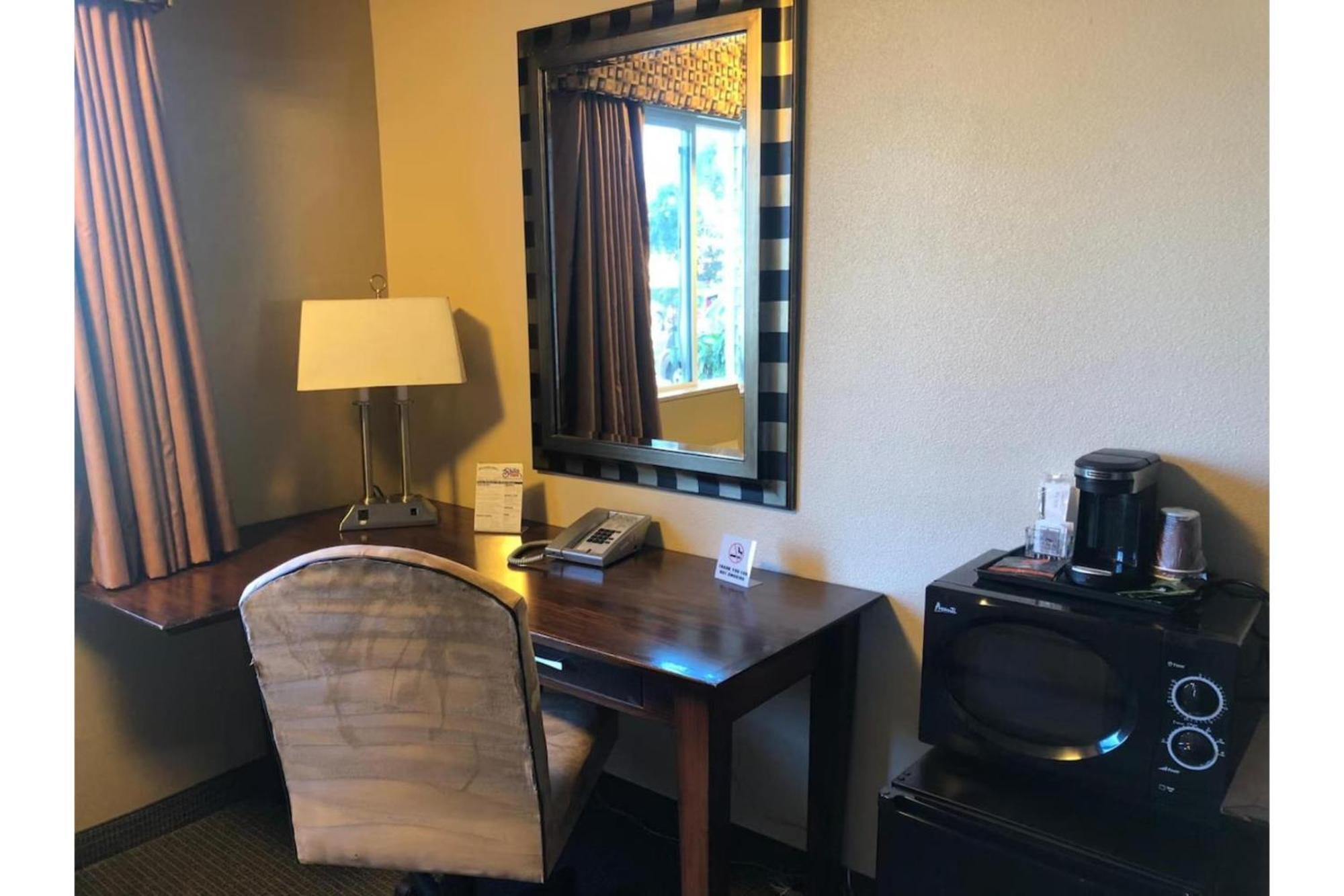 District By Oyo Convention Center Motel 3*