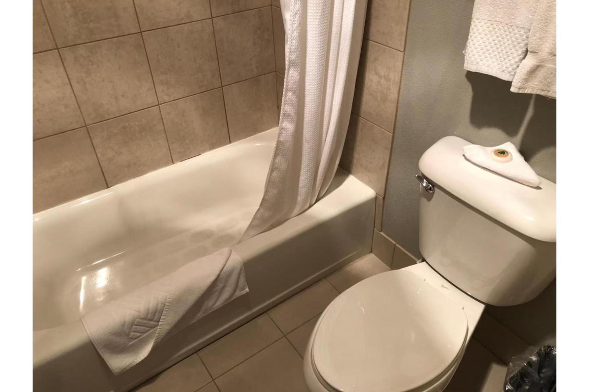 Motel District By Oyo Convention Center 3*
