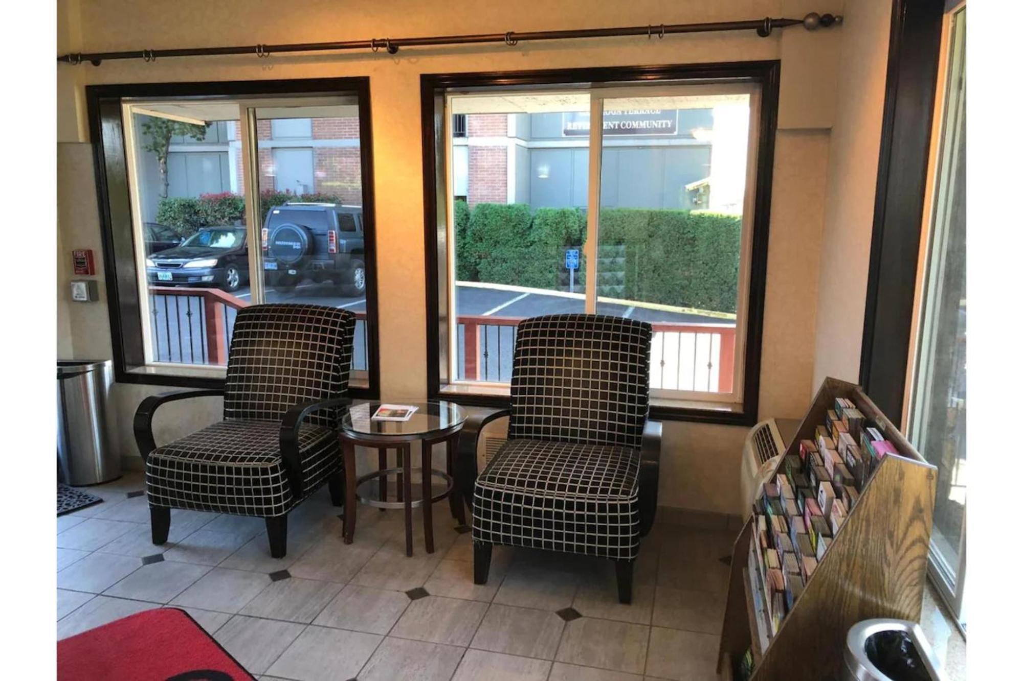 District By Oyo Convention Center Motel