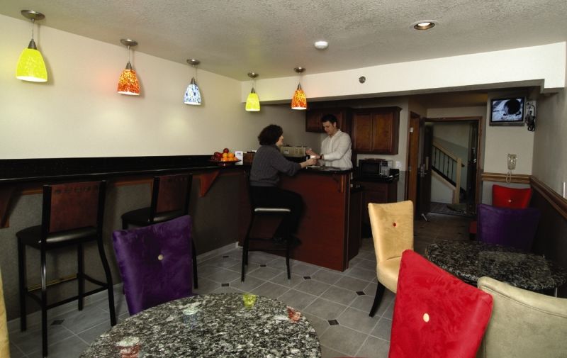 Motel District By Oyo Convention Center