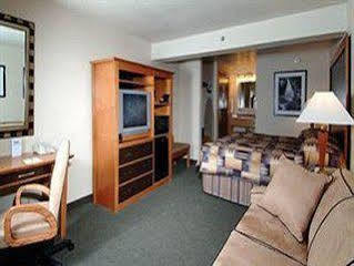District By Oyo Convention Center 3*